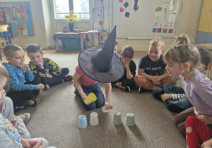 Dzieci z grupy 5 biorą udział w zabawach andrzejkowych