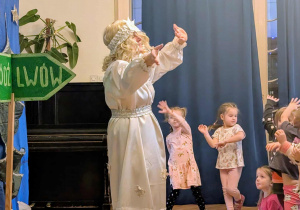 Dzieci uczestniczące w przedstawieniu „W poszukiwaniu Świętego Mikołaja”