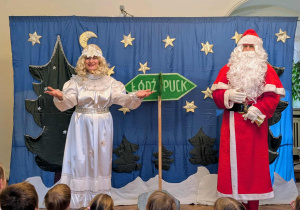 Dzieci uczestniczące w przedstawieniu „W poszukiwaniu Świętego Mikołaja”