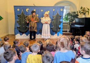 Dzieci uczestniczące w przedstawieniu „W poszukiwaniu Świętego Mikołaja”