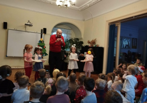 Dzieci biorą udział w koncercie Filharmonii na kółkach