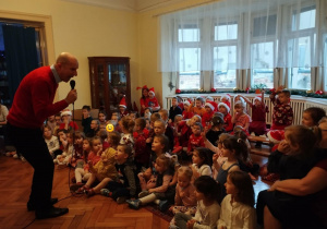 Dzieci biorą udział w koncercie Filharmonii na kółkach