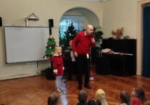 Dzieci biorą udział w koncercie Filharmonii na kółkach