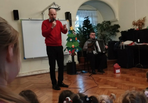 Dzieci biorą udział w koncercie Filharmonii na kółkach