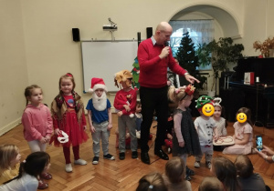 Dzieci biorą udział w koncercie Filharmonii na kółkach