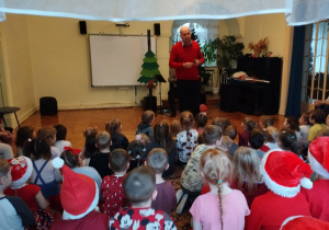 Dzieci biorą udział w koncercie Filharmonii na kółkach