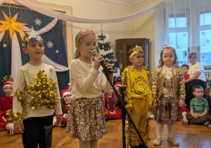 Dzieci z grup III, IV, V uczestniczą w uroczystości choinkowej