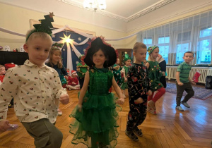 Dzieci z grup III, IV, V uczestniczą w uroczystości choinkowej