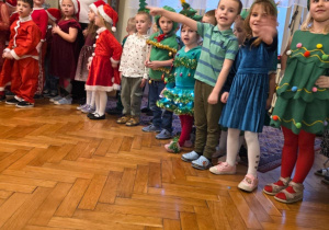 Dzieci z grup III, IV, V uczestniczą w uroczystości choinkowej
