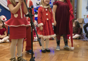 Dzieci z grup III, IV, V uczestniczą w uroczystości choinkowej