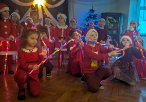 Dzieci z grup III, IV, V uczestniczą w uroczystości choinkowej