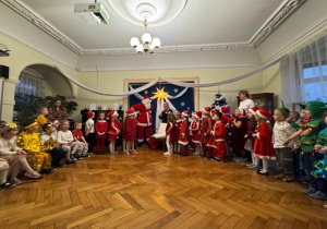 Dzieci z grup III, IV, V uczestniczą w uroczystości choinkowej