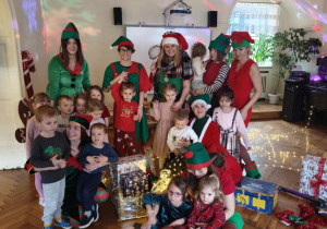 Gr 2 zdjęcie z Elfami po przedstawieniu