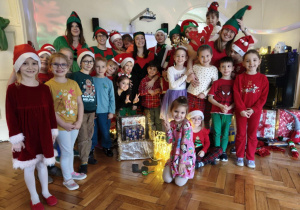 Gr 4 zdjęcie z Elfami po przedstawieniu