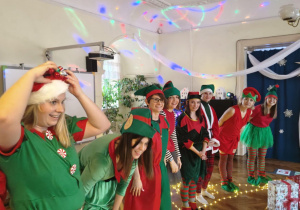 Rodzice wystawiający przedstawienie