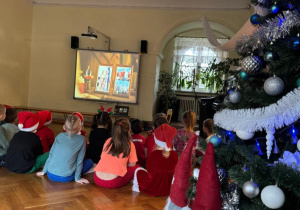 Gr 4 oglądająca film od Mikołaja