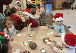 Gr 2 biorąca udział w warsztatach świątecznych