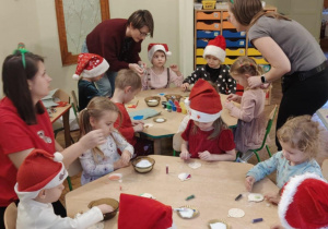 Gr 2 biorąca udział w warsztatach świątecznych