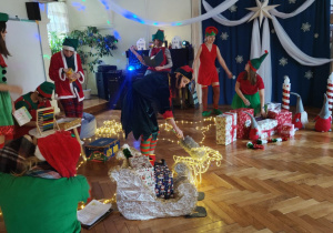 Rodzice wystawiający przedstawienie