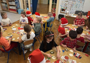 Gr 4 biorąca udział w warsztatach świątecznych