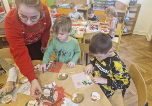 Gr 5 biorąca udział w warsztatach świątecznych