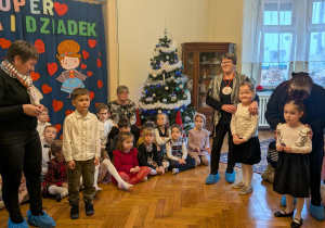 Grupa 3,4 i 5 na uroczystości z okazji Dnia Babci i Dziadka