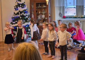 Grupa 1 i 2 na uroczystości z okazji Dnia Babci i Dziadka