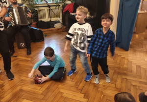 Dzieci uczestniczą w audycji muzycznej "Filharmonii na kółkach"