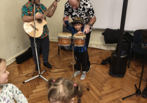 Dzieci uczestniczą w audycji muzycznej "Filharmonii na kółkach"