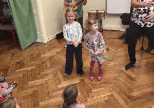 Dzieci uczestniczą w audycji muzycznej "Filharmonii na kółkach"