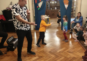 Dzieci uczestniczą w audycji muzycznej "Filharmonii na kółkach"