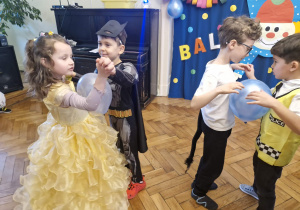 Dzieci bawiące się na balu karnawałowym