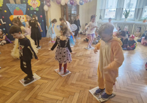 Dzieci bawiące się na balu karnawałowym