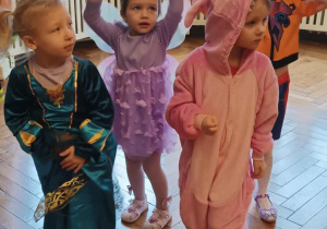 Dzieci bawiące się na balu karnawałowym