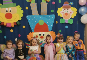 Dzieci bawiące się na balu karnawałowym