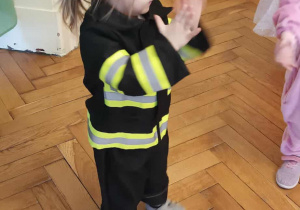 Dzieci bawiące się na balu karnawałowym