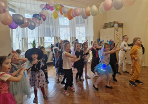 Dzieci bawiące się na balu karnawałowym