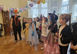 Dzieci bawiące się na balu karnawałowym