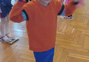 Dzieci bawiące się na balu karnawałowym