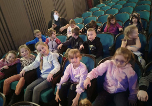 Dzieci z grupy III i IV w teatrze Piccolo na przedstawieniu "Pewnego razu w Lodowej Krainie"