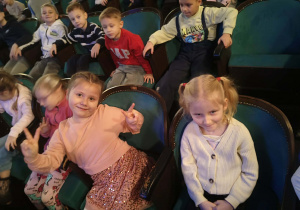 Dzieci z grupy III i IV w teatrze Piccolo na przedstawieniu "Pewnego razu w Lodowej Krainie"