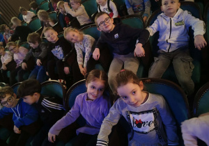 Dzieci z grupy III i IV w teatrze Piccolo na przedstawieniu "Pewnego razu w Lodowej Krainie"
