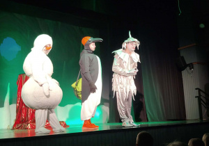 Dzieci z grupy III i IV w teatrze Piccolo na przedstawieniu "Pewnego razu w Lodowej Krainie"