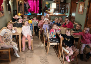 Dzieci z grupy 4 w Baśniowej Kawiarence