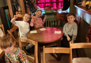 Dzieci z grupy 4 w Baśniowej Kawiarence