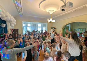 Przedszkolaki na konkursie wokalnym "Zimowa piosenka"