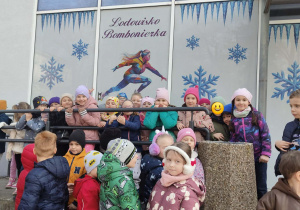 Sześciolatki przed lodowiskiem "Bombonierka"