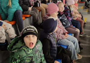Sześciolatki oglądają rewię na lodzie
