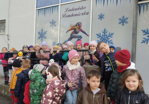 Sześciolatki przed lodowiskiem "Bombonierka"