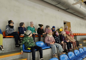 Sześciolatki oglądają rewię na lodzie